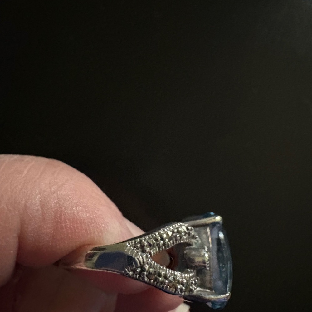 Elegant Blue Gemstone Ring - Picture 5 of 6